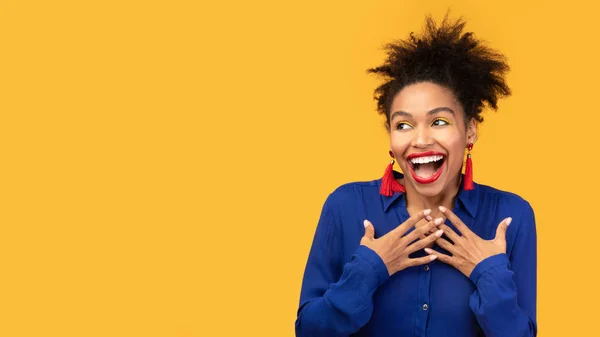 Headshot of black woman holding hand on her breast — Stock Photo, Image