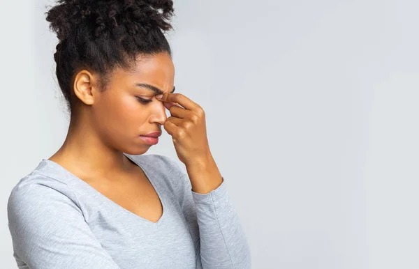 Cansado menina negra sofrendo de dor nos olhos — Fotografia de Stock