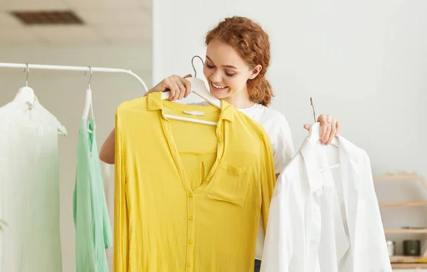 Tasarımcı mağazasında gömlek alışverişini seçen mutlu kız — Stok fotoğraf