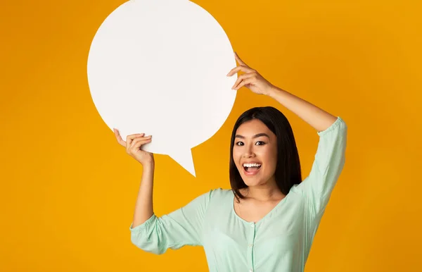 Buena idea. Asiática chica sosteniendo vacío discurso burbuja —  Fotos de Stock