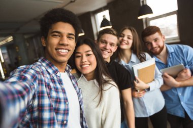 Mutlu uluslararası üniversite öğrencilerinin grup selfie 'si