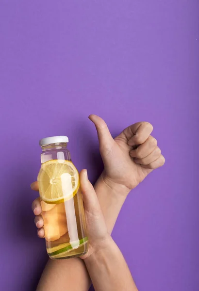 Супер здоровый детоксикационный напиток с лимоном внутри стеклянной бутылки — стоковое фото