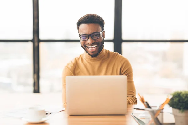 Portrait of handsome afro guy looking at camera — 스톡 사진