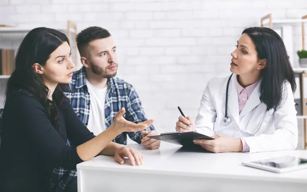 Aandachtig getrouwd stel dat naar doktersrecepten luistert — Stockfoto