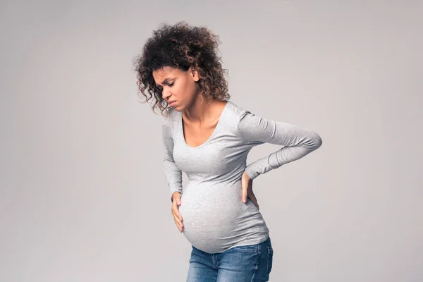 Mujer embarazada que sufre de dolor abdominal y de espalda —  Fotos de Stock