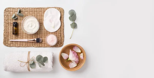 Wellness-Komposition aus natürlichen Materialien und Rosenblättern auf weißem Grund — Stockfoto
