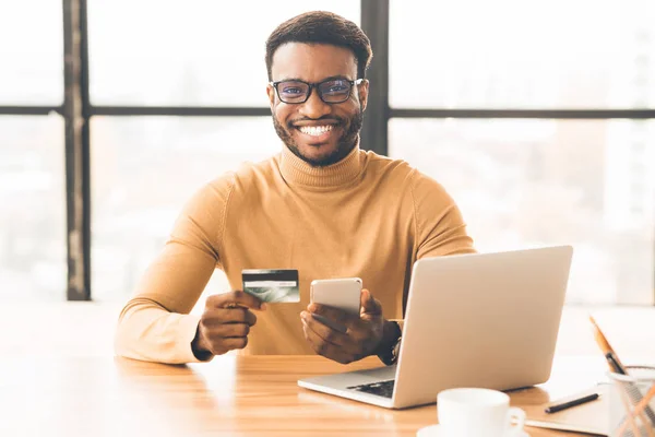 Afro manager making purchases using laptop computer — Stock Photo, Image