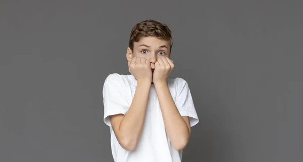 Φοβισμένο έφηβο αγόρι κοιτάζοντας κάμερα με έκπληξη — Φωτογραφία Αρχείου