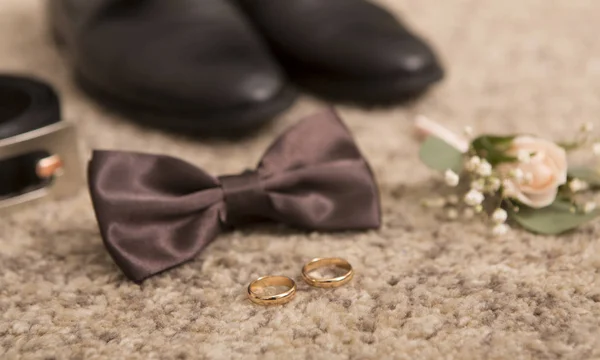 Закрыть свадебный галстук, ремень и туфли жениха на полу — стоковое фото