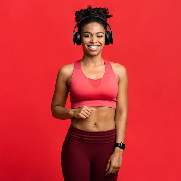 Porträt eines fröhlichen, athletischen Mädchens, das beim Sport Musik hört — Stockfoto