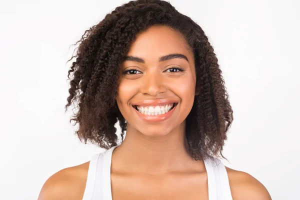 Close up portrait of beautiful black girl — Stock Photo, Image
