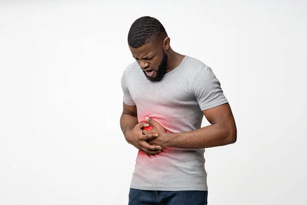 Mladý černošky chlap trpí žaludeční vředy — Stock fotografie