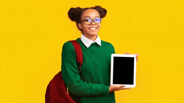 Sonriente afroamericano adolescente presentando tableta digital — Foto de Stock