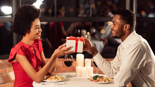 Man Giving Gift To Girlfriend Celebrating Valentine In Restaurant, Panorama — 스톡 사진