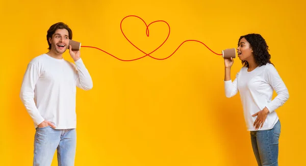 Penuh kasih sayang gadis afro menyanyikan lagu cinta untuk pacar melalui telepon timah — Stok Foto