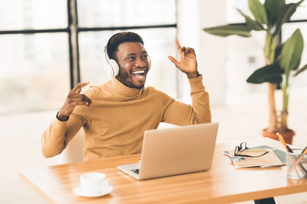 Jonge Afrikaanse zakenman luistert naar muziek met headset — Stockfoto