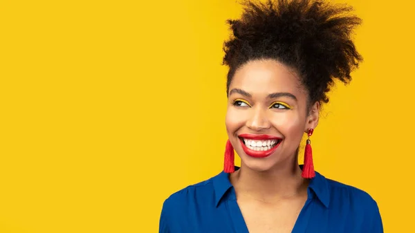 Close up portrait of laughing afro woman — Stock Photo, Image
