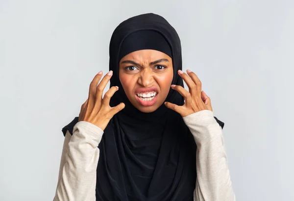 Angry muslim lady in hijab emotionally grimacing and gesturing in rage — Stock Photo, Image