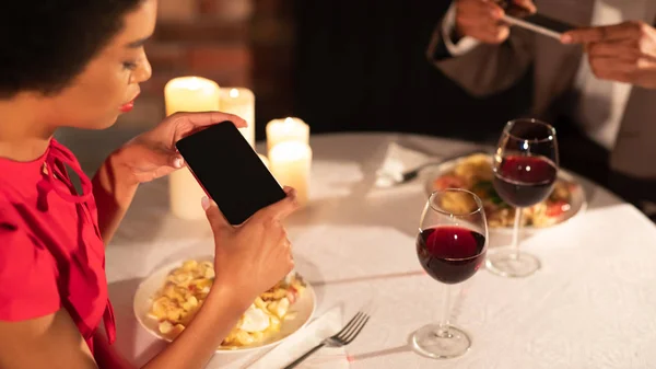 Casal tirando foto de comida durante a data no restaurante, Panorama — Fotografia de Stock