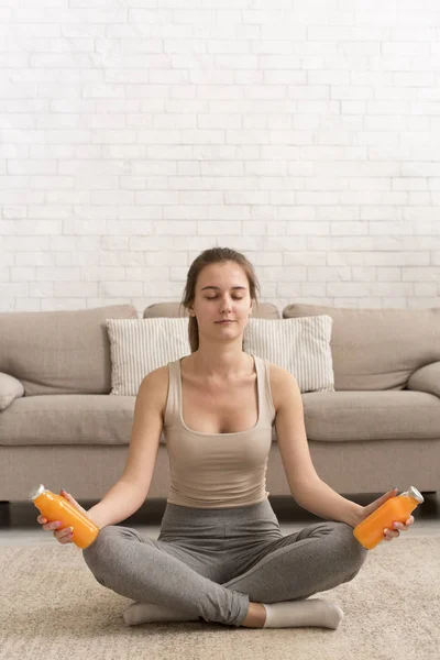 Menina meditando de manhã em casa com coquetéis de desintoxicação — Fotografia de Stock