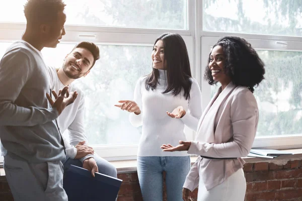 Vrolijke multiraciale collega 's hebben een praatje in het kantoor — Stockfoto