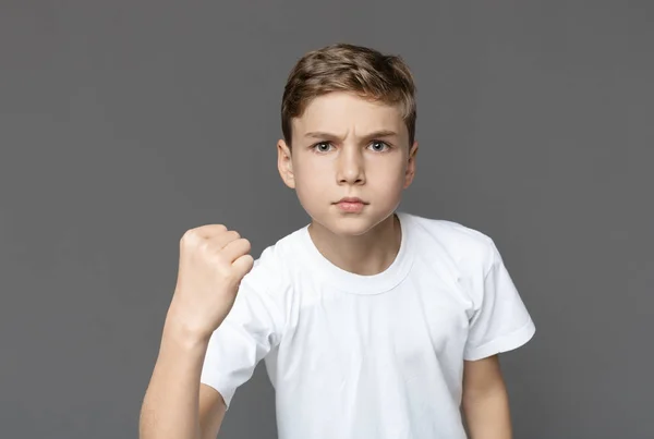 Nyfiken tonåring fisting på kameran med arga uttryck — Stockfoto