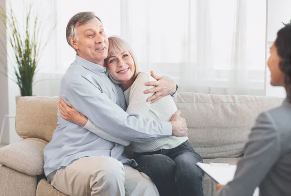 Feliz pareja adulta abrazándose después de una terapia exitosa —  Fotos de Stock