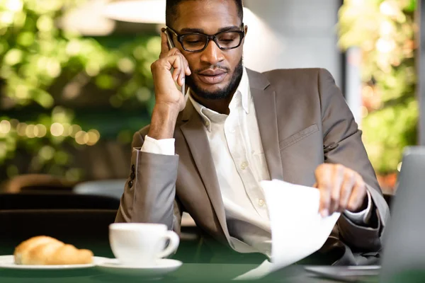 Retrato del hombre de negocios afro haciendo una llamada telefónica —  Fotos de Stock