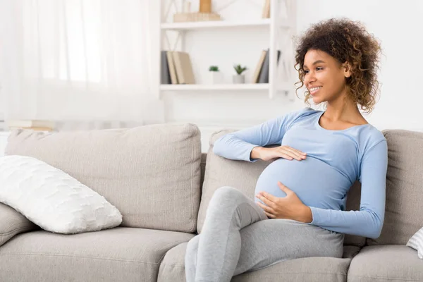 O último mês de gravidez. Afro mulher tocando sua barriga — Fotografia de Stock