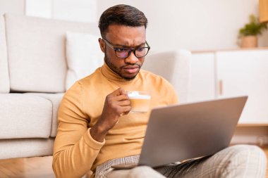 Ciddi İşadamı Laptop kullanıyor. Kahvesini evde içiyor.