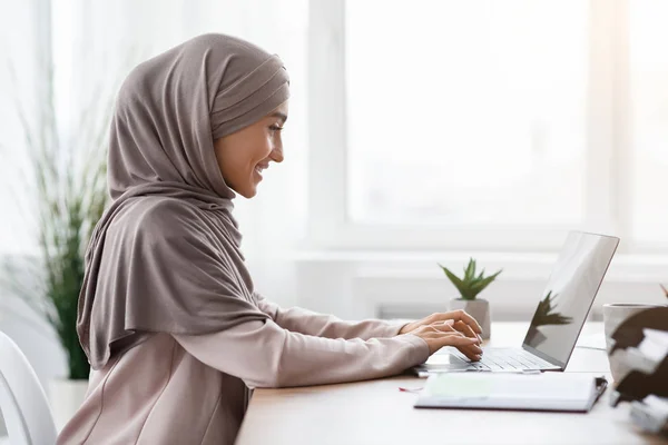 Millennial moslim meisje in hidjab werken op laptop computer in Office — Stockfoto