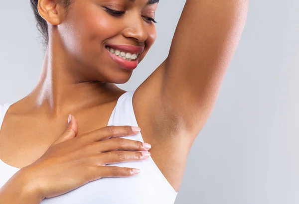 Close up of happy afro girl smelling her armpit — Stock Photo, Image