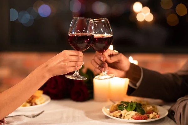 Casal irreconhecível Clinking óculos celebrando dia dos namorados no restaurante, cortado — Fotografia de Stock