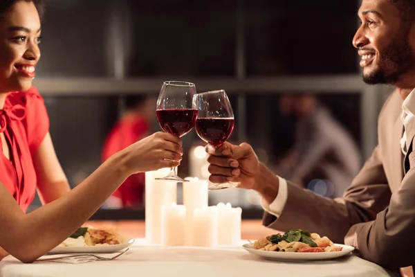 Afrikanisch-amerikanische Eheleute haben romantische Date klirrende Gläser im Restaurant — Stockfoto