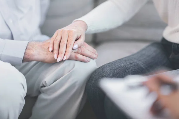 Irreconocible pareja de ancianos tomados de la mano en el médico — Foto de Stock
