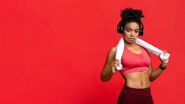 Chica en forma segura con auriculares en tener un descanso durante el entrenamiento — Foto de Stock