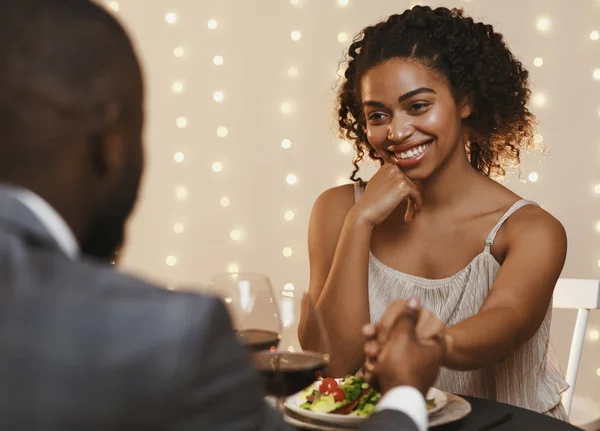 Närbild av ganska svart kvinna som har dejt på restaurang — Stockfoto