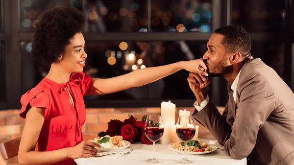 Afrikai amerikai barát csók barátnői kéz Ismerkedés étteremben, Panoráma — Stock Fotó