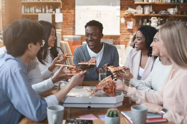 Boldog emberek ebédelnek a coworking irodában a szünet alatt — Stock Fotó