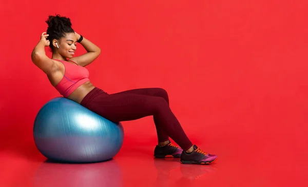 Young athletic woman working out with fitness ball — Stock Photo, Image