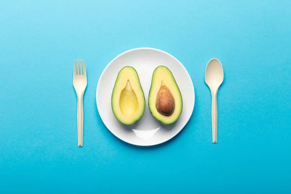 Het eten van avocado en het krijgen van bioplastisch wegwerpservies — Stockfoto