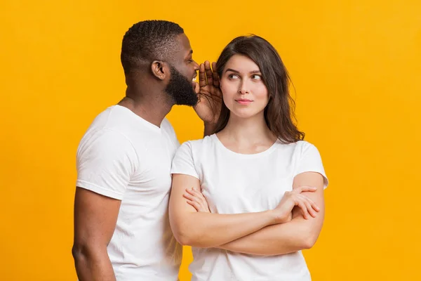 Jucăuș afro Boyfriend Whispering Ceva La Lui Girlfriends Ear — Fotografie, imagine de stoc