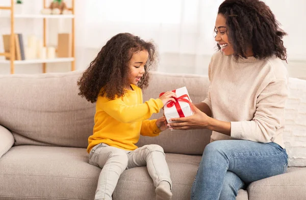 Mother Congratulating Daughter Giving Gift Sitting On Sofa At Home — Stock Photo, Image