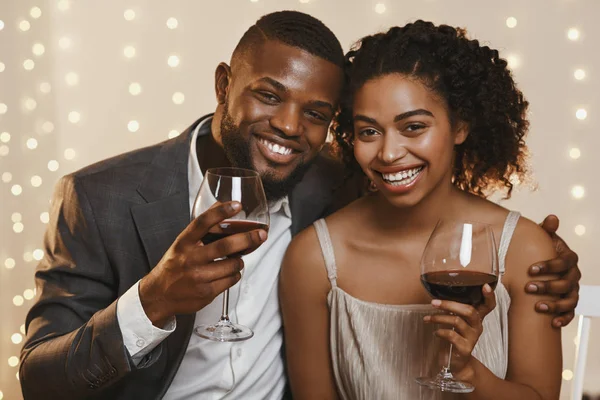 Portrait of cheerful african couple celebrating St. Valentines Day — 스톡 사진