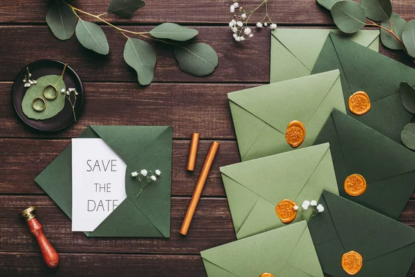 Зеленые современные конверты с креативными свадебными приглашениями — стоковое фото