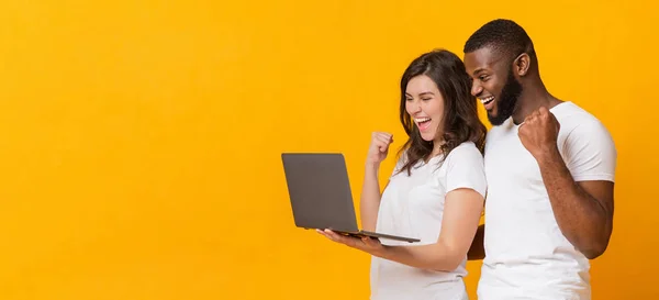 Glada multiracial par glädjande framgång med laptop, utropa med spänning — Stockfoto