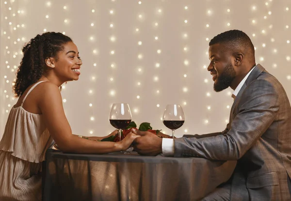 Casal romântico apaixonado ter data no restaurante — Fotografia de Stock
