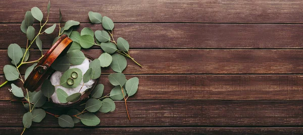 Pose créative plate de deux anneaux d'or en boîte avec des feuilles vertes — Photo