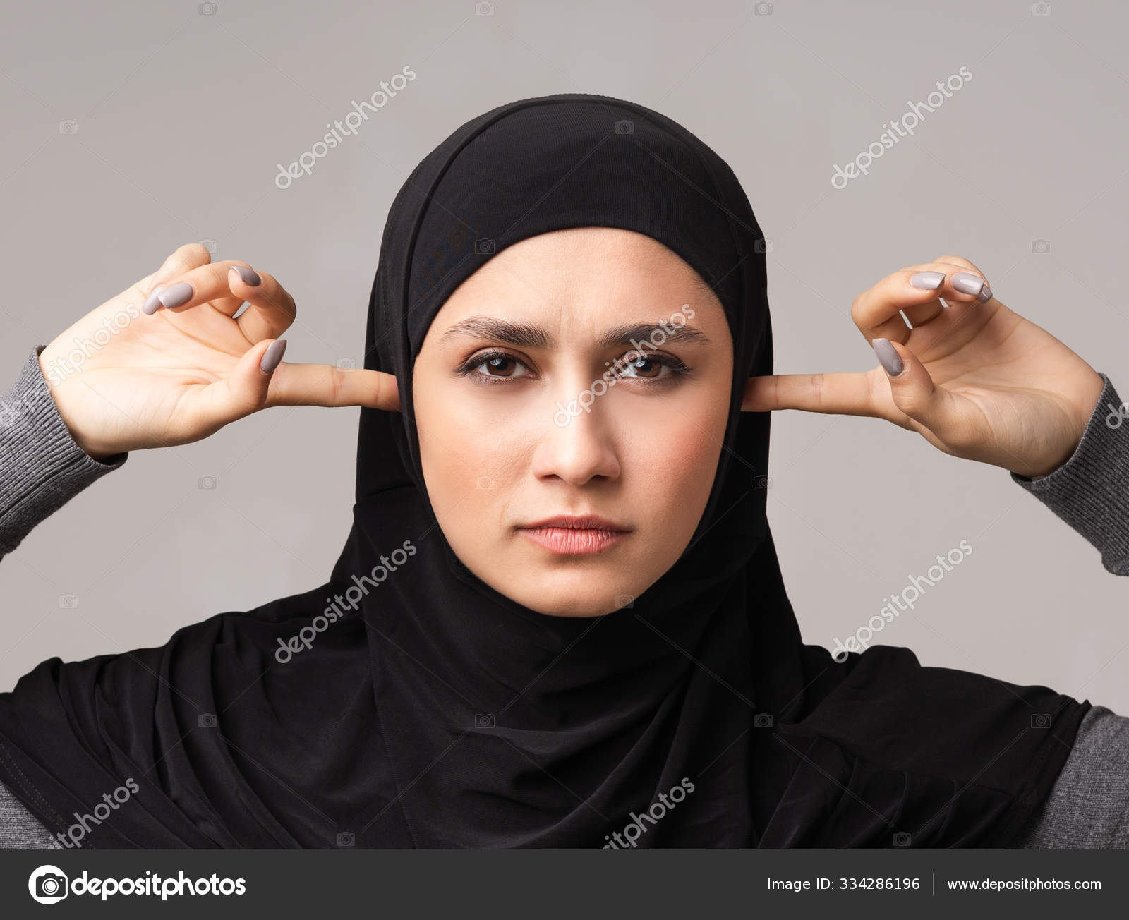 Minimaliseren Stuwkracht hek Portret van serieuze moslim vrouw in hoofddoek het sluiten van oren met  vingers ⬇ Stockfoto, rechtenvrije foto door © Milkos #334286196