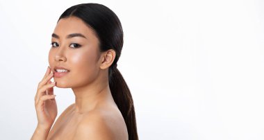 Kozmetoloji konsepti. Kameraya poz veren pürüzsüz tenli kız